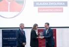 Klaudia Zwolińska, kajakarka górska otrzymuje nagrodę z rąk prof Andrzej Klimka 