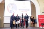Snowboardzista AZS Zakopane Oskar Kwiatkowski odbiera nagrodę za wygranie plebiscytu 