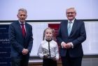 Wicemarszałek Józef Gawron wręcza nagrodę Julii Bednarek, trzeciej w kategorii Talent Roku 2023