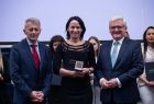 laureatka odbiera statuetkę z rąk wicemarszałka Małopolski