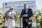 Wicemarszałek Ryszard Pagacz stoi na scenie przy mikrofonie. Obok stoi kobieta.