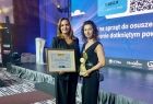 Dyrektor Dominika Studnicka trzyma nagrodę. Obok stoi kobieta.
