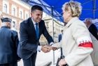 Marszałek Łukasz Smółka podaje rękę kombatantce.