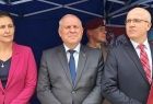 Wicemarszałek Ryszard Pagacz stoi obok kobiety i mężczyzny pod namiotem.