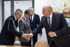 Wicemarszałek Ryszard Gawron ściska rękę strażakowi.