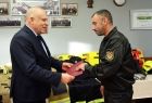 Wicemarszałek Ryszard Pagacz podaje rękę strażakowi.