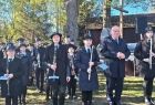 Wicemarszałek Ryszard Pagacz stoi z orkiestrą strażacką.
