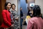 Marta Malec-Lech z zarządu województwa rozmawia z podopiecznymi placówki Słoneczny Dom.