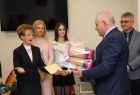 Wicemarszałek Ryszard Pagacz trzyma w rękach podarunek.
