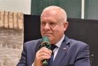 Wicemarszałek Ryszard Pagacz trzyma w ręce mikrofon.