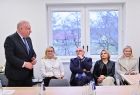 Wicemarszałek Ryszard Pagacz stoi przy stole.