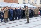Uczestnicy wydarzenia stoją rynku.
