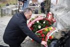 Arkadiusz Wrzoszczyk składa wieniec.