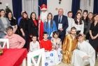 Wicemarszałek Ryszard Pagacz stoi z dziećmi i świętym Mikołajem.