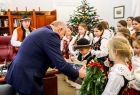 Wicemarszałek Ryszard Pagacz podaje rękę małemu góralowi.