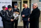 Wicemarszałek Pagacz stoi przed strażakami.