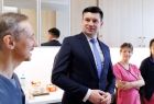 Wicemarszałek Łukasz Smółka rozmawia z lekarzem.
