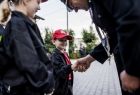 Wicemarszałek Łukasz Smółka wręcza kluczyki małemu strażakowi.
