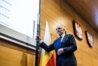 Przewodniczący sejmiku Jan Tadeusz Duda trzyma laskę marszałkowską.