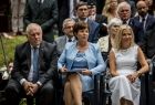 Wicemarszałek Ryszard Pagacz siedzi na widowni, obok kobiety.