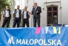 Wicemarszałek Ryszard Pagacz stoi na scenie z napisem Małopolska.