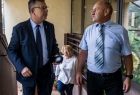 Wicemarszałek Witold Kozłowski wchodzi po schodach, obok idzie mężczyzna.