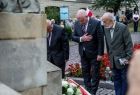 Wicemarszałek Ryszard Pagacz składa wieniec.