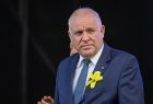 Wicemarszałek Ryszard Pagacz z żółtym kwiatem w klapie garnituru.