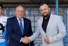 Wicemarszałek Ryszard Pagacz podaje rękę mężczyźnie w marynarce.