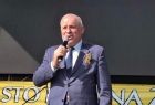Wicemarszałek Ryszard Pagacz trzyma w ręce mikrofon.