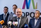 Wicemarszałek Ryszard Pagacz stoi przed mikrofonami.