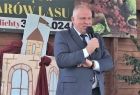 Wicemarszałek Ryszard Pagacz stoi na scenie, w ręce trzyma mikrofon.