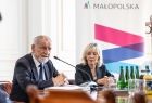 Jan Tadeusz Duda i Doris Schöreder-Kopf siedzą przy stole.