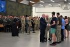Wicemarszałek Ryszard Pagacz stoi na środku sali wśród ludzi.