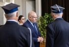 Wicemarszałek Ryszard Pagacz stoi ze strażakami.