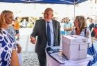 Wicemarszałek Ryszard Pagacz rozmawia pod namiotem z dwiema paniami.
