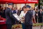 Jadwiga Wójtowicz przekazuje strażakom Polonię Minor.