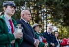 Wicemarszałek Ryszard Pagacz stoi w towarzystwie harcerzy. W tle widoczna zieleń.