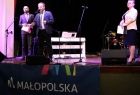 Mirosław Dróżdż stoi na scenie.
