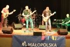 Trzech mężczyzn gra na gitarach.
