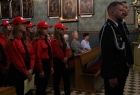 Uczestnicy nabożeństwa, na pierwszym planie członkowie młodzieżowej drużyny pożarniczej