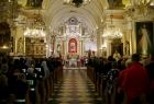 Wnętrze świątyni w Kętach. Mieszkańcy i strażacy biorący udział w nabożeństwie