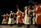 Artyści z zespołu Kotlina prezentują na scenie swój artystyczny program