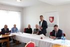 Głos podczas spotkania zabiera burmistrz Miechowa Dariusz Marczewski 