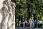 Uczestnicy uroczystości przed pomnikiem upamiętniającym ofiary podobozu Jawischowitz