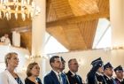 Iwona Gibas z zarządu województwa wraz z miejscowymi samorządowcami oraz strażakami w trakcie mszy świętej