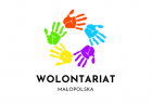 Kolorowe dłonie ustawione w kole z napisem Wolontariat.