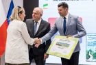 Marszałek Łukasz Smółka podaję rękę kobiecie.