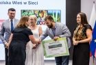 Radny województwa Grzegorz Małodobry wręcza kobiecie nagrodę.