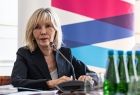 Doris Schöreder-Kopf siedzi przy stole.
